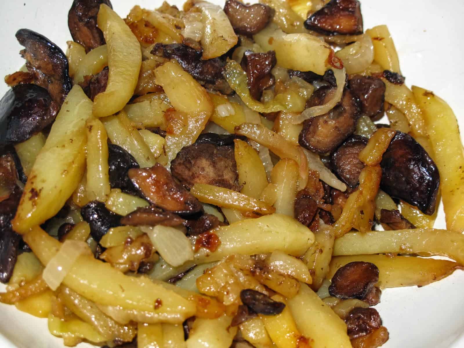 Есть картошку с грибами. Жареная картошка с грибами. Карточки грибы. Картошка с грибами на сковороде. Картофель жареный с грибами.