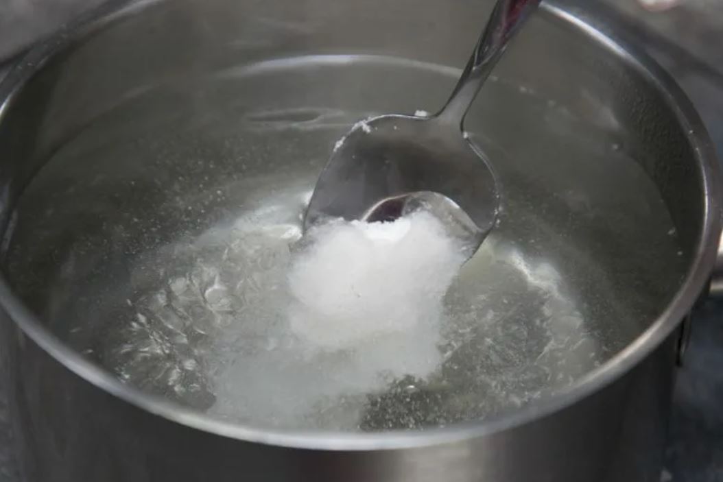 Доводит до кипения за 20 минут. Соленая вода в кастрюле. Налить воду в кастрюлю. Вода растворяет соль. Растворение сахара.